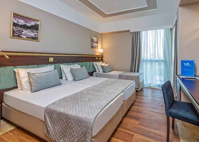 Royal Atlantis Spa & Resort Side